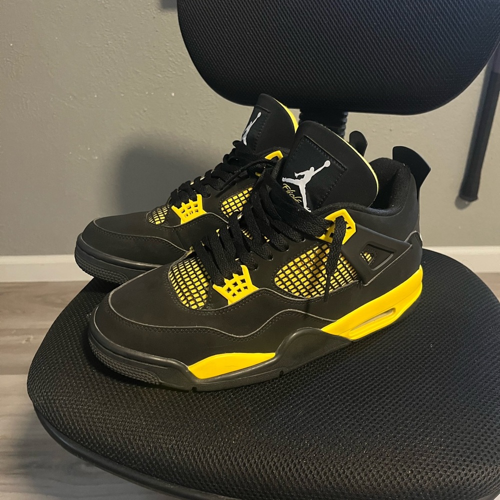 Jordan 4 Thunder yellow men’s size 10